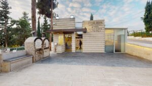 מבנה ציון הרב מרדכי אליהו והחיד"א בהר המנוחות