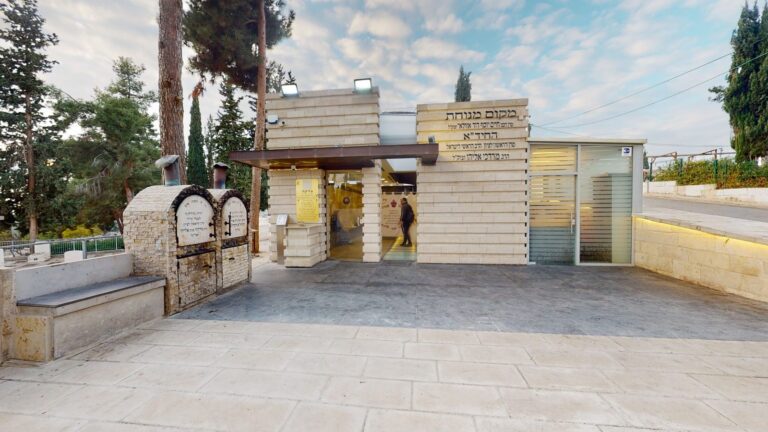 מבנה ציון הרב מרדכי אליהו והחיד"א בהר המנוחות