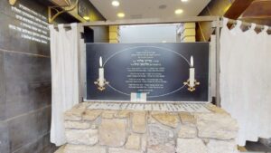 מצבת מרן הרב מרדכי אליהו זצוק"ל הבנויה מאבני ארבע ערי הקודש