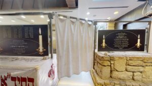 מצבת החיד"א ומצבת הרב מרדכי אליהו זו לצד זו באוהל אחד