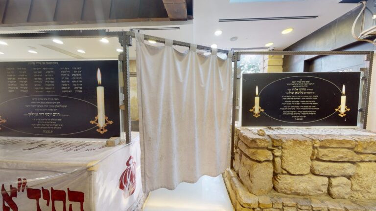 מצבת החיד"א ומצבת הרב מרדכי אליהו זו לצד זו באוהל אחד